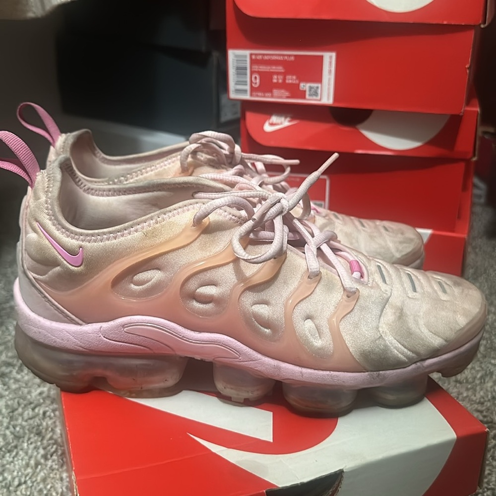 Nike VaporMax Plus Free Gift 🎁
Bubblegum Pink Sneakers 👟 Size 9 (Used Dirty) - Picture 3 of 12
